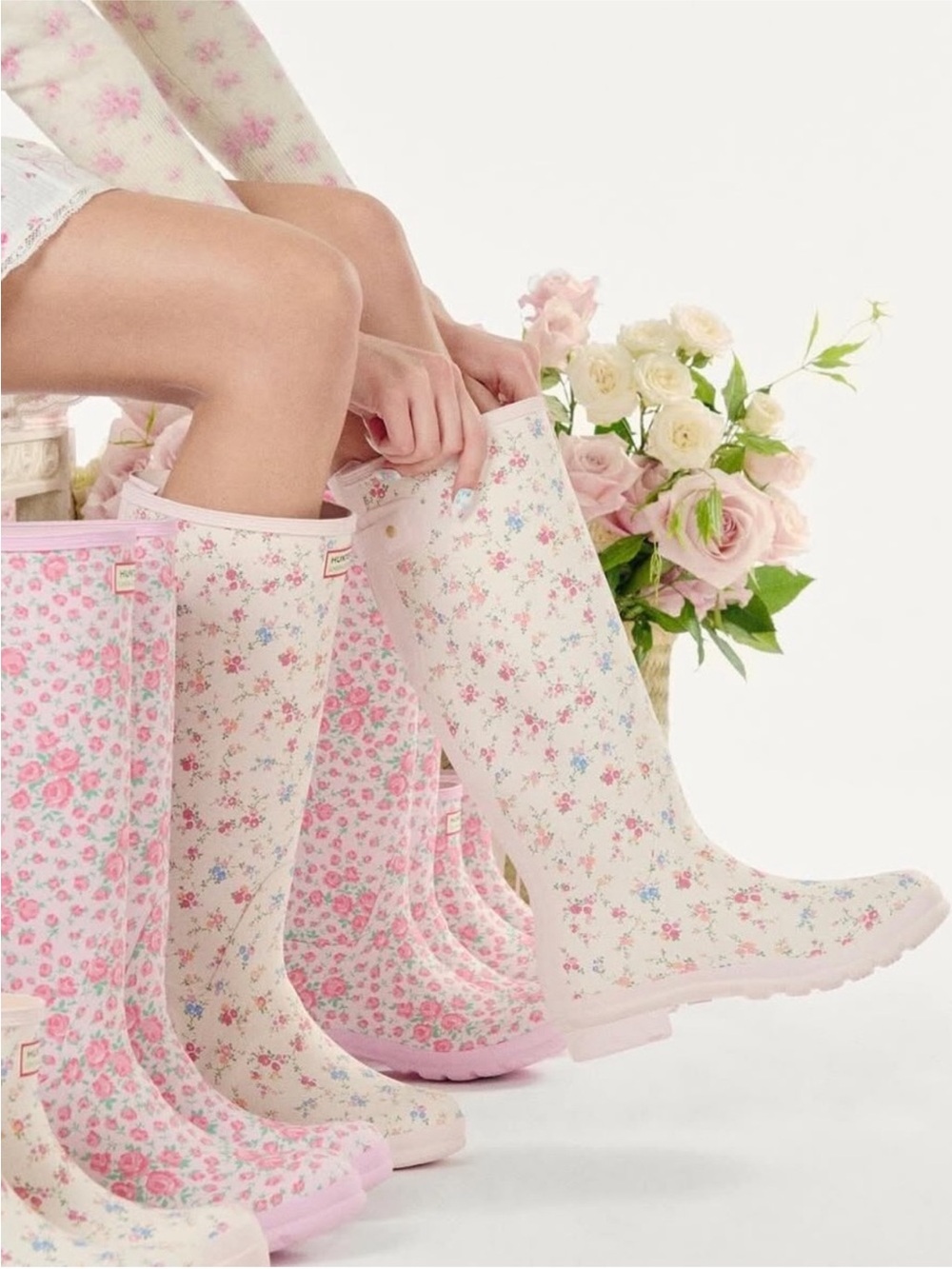 ✨🎀LoveShackFancy X Hunter Floral Rain Boots Cream/white/Pink & Blue Flower - Picture 9 of 14